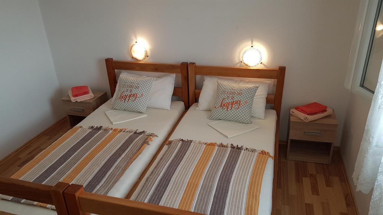 Apartman Vojaline Milna  Esterno foto